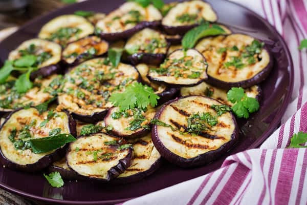 plat d'aubergine coupé en rondelle