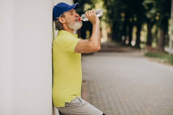 homme âgé s'hydrate