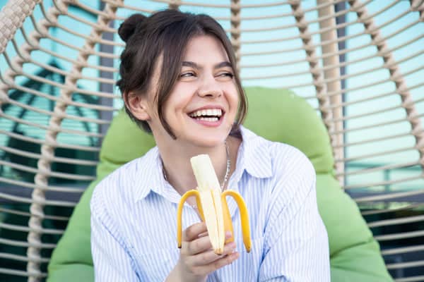 femme en bonne santé mange une banane