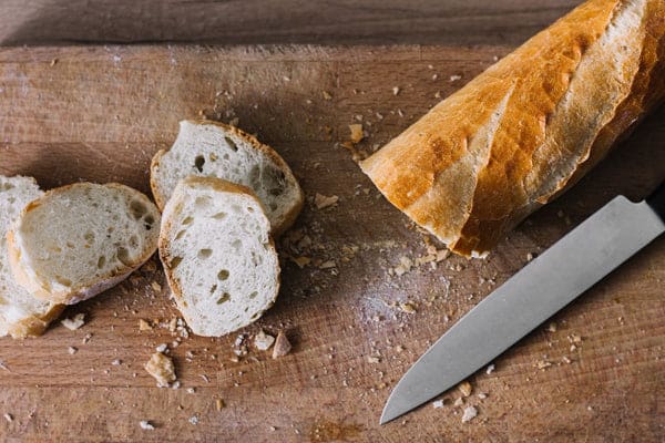 tranches de baguette sur une planche de bois