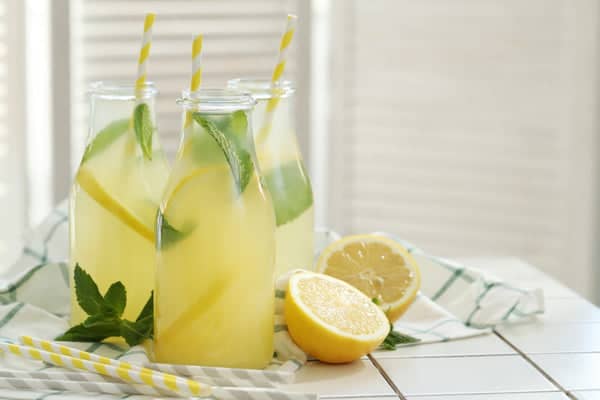 eau et jus de citron avec demi citron