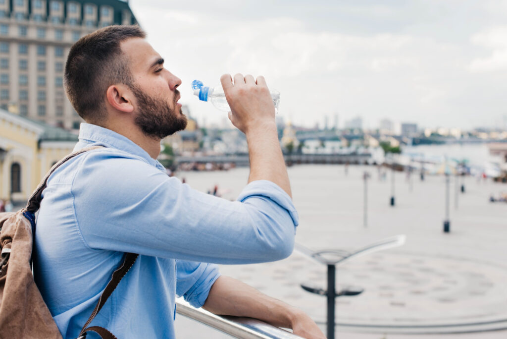 homme boit de l'eau